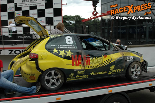 Van Raamsdong kwam nog in de allerlaatste minuten in aanraking met een andere Seat en ging overkop in de Villeneuve chicane